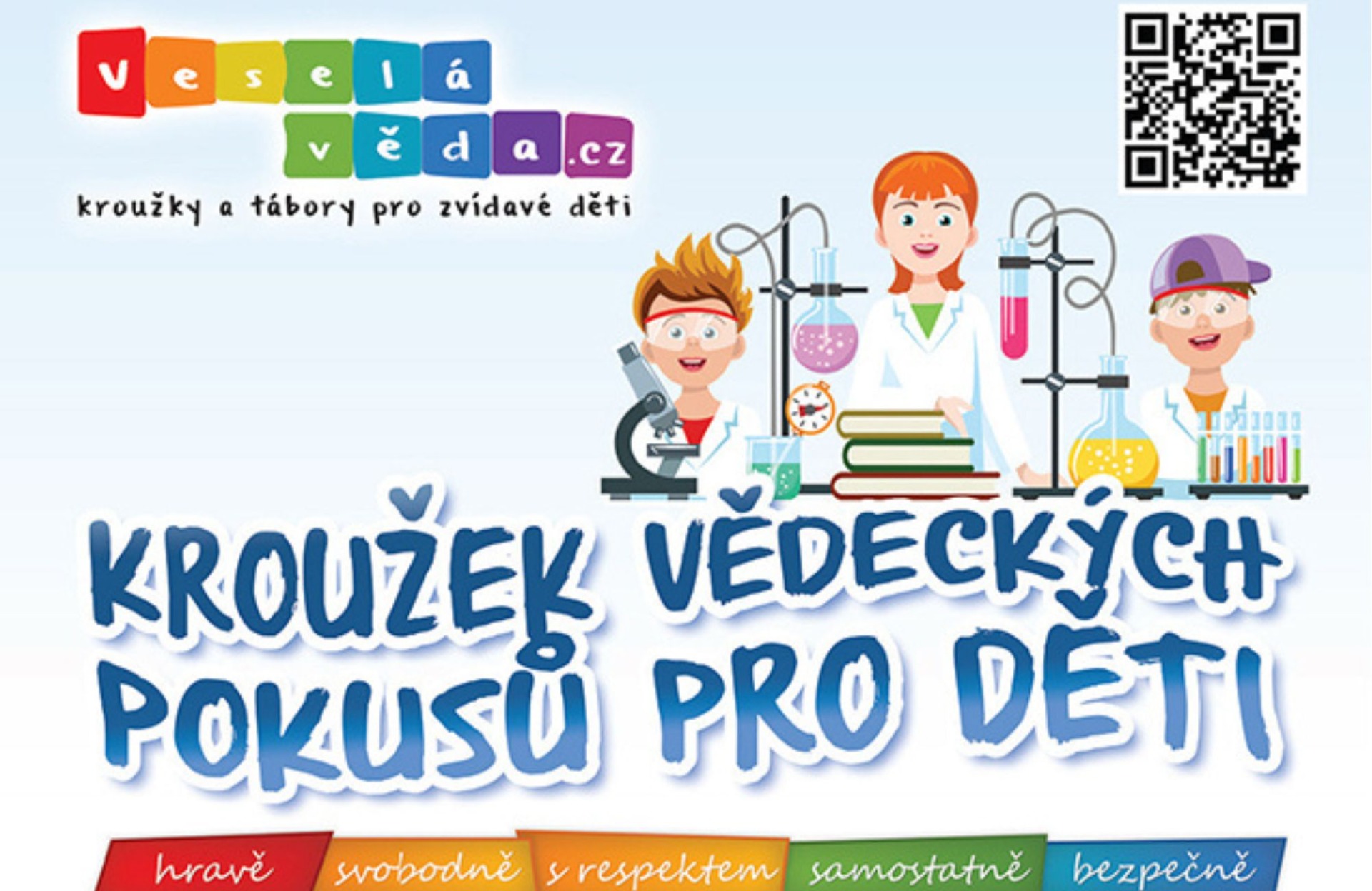 Světlý obývací pokoj s béžovým křeslem, šedými polštáři, stojací lampou a bílým konferenčním stolkem.